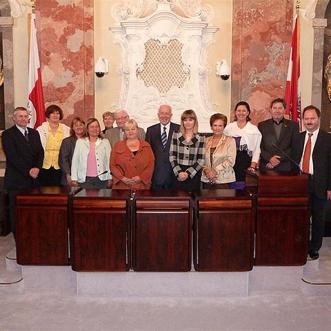 Landtagspräsident van Staa (Bildmitte) und Landesvolksanwalt Dr. Josef Hauser (ganz rechts) mit der Vorsitzenden des Petitionausschusses Barbara Borchardt (links vom Landtagspräsidenten) und den weiteren Mitgliedern des Ausschusses