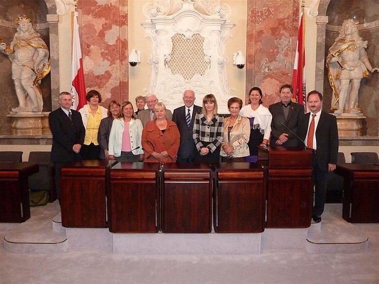 Landtagspräsident van Staa (Bildmitte) und Landesvolksanwalt Dr. Josef Hauser (ganz rechts) mit der Vorsitzenden des Petitionausschusses Barbara Borchardt (links vom Landtagspräsidenten) und den weiteren Mitgliedern des Ausschusses