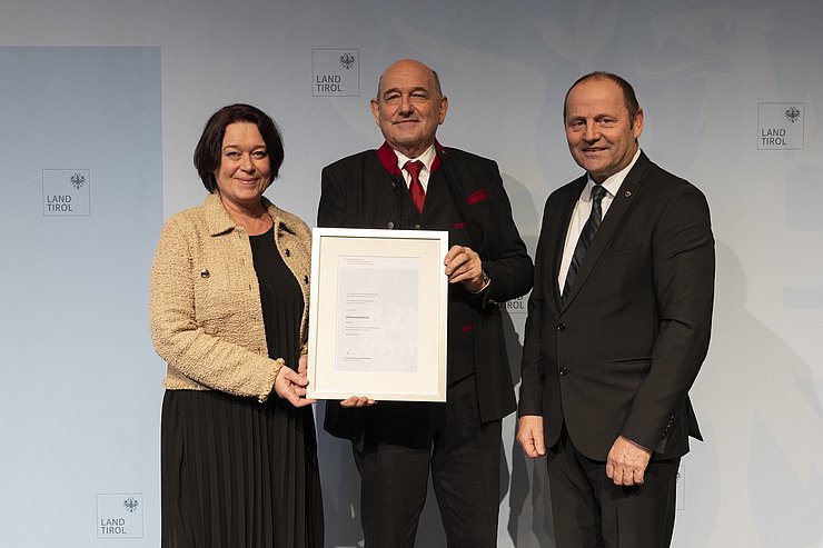 LTPin Ledl-Rossmann und LHStv Josef Geisler mit dem Ausgezeichneten Ludwig Gruber (Facharzt für Innere Medizin).