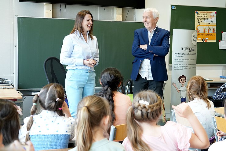 © Land Tirol Landesrätin Astrid Mair redet mit Kindern