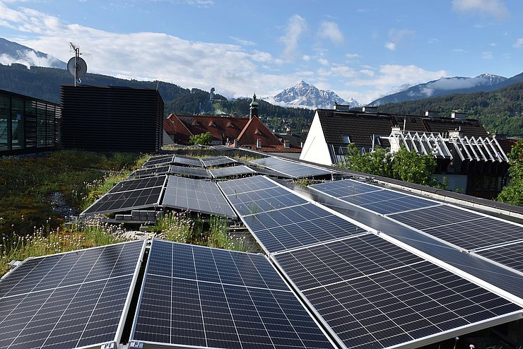 Dach des Landhauses mit Photovoltaik-Anlagen