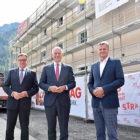 Gruppenfoto vor dem Gebäude