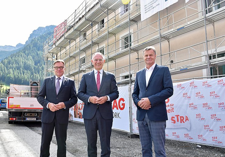 Gruppenfoto vor dem Gebäude