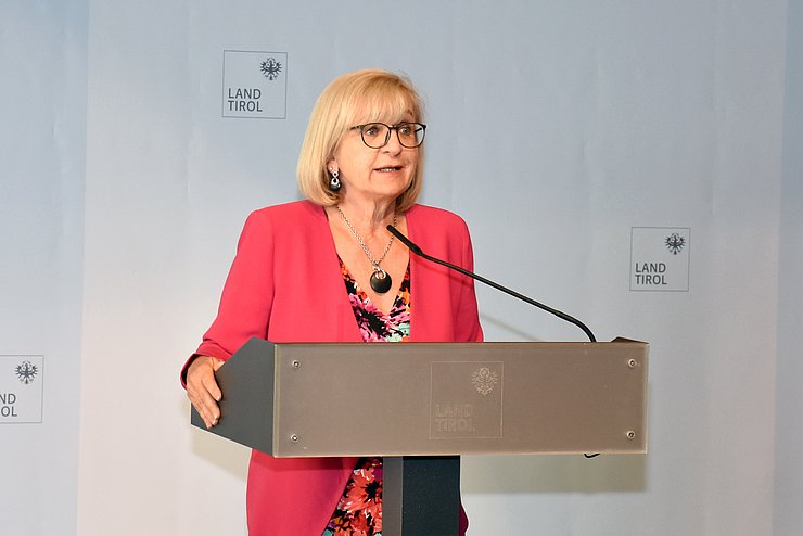 LRin Palfrader: „Da sich die Situation am Arbeitsmarkt noch nicht so bald entspannen wird, müssen wir notwendige Maßnahmen in Abstimmung mit den Sozialpartnern und dem AMS setzen.“