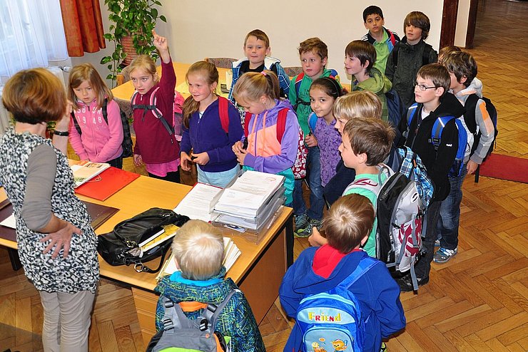 Die Schülerinnen und Schüler beim Besuch im Schulreferat.