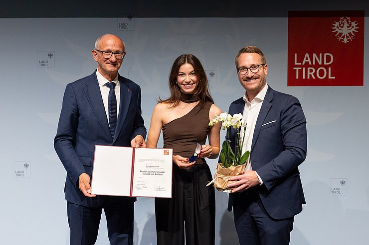 Verleihung Tiroler Sportehrennadel in Gold mit Brillant, v.l.n.r. LH Anton Mattle, Anna Petutschnigg, 1. LHStv. Philip Wohlgemuth