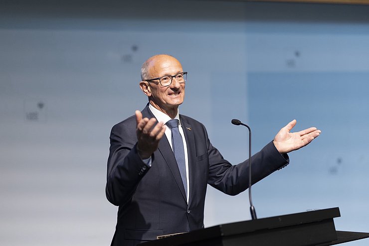 © Land Tirol/Sedlak Landeshauptmann Mattle gestikuliert.