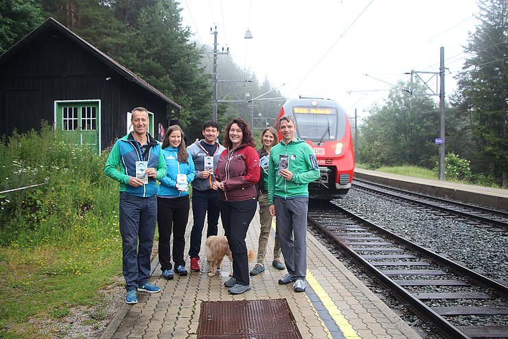 Thomas Schmarda (Geschäftsführung NP Ötztal), Yvonne Markl (Geschäftsführung NP Tiroler Lech), Willi Seifert (Geschäftsführung Hochgebirgs-Naturpark Zillertaler Alpen), Landeshauptmann-Stellvertreterin Ingrid Felipe, Sigrid Zobl (Naturpark Kaunergrat) und Hermann Sonntag (Geschäftsführung Naturpark Karwendel) präsentieren die fünf neuen WÖFFIS am Bahnhof Hochzirl.