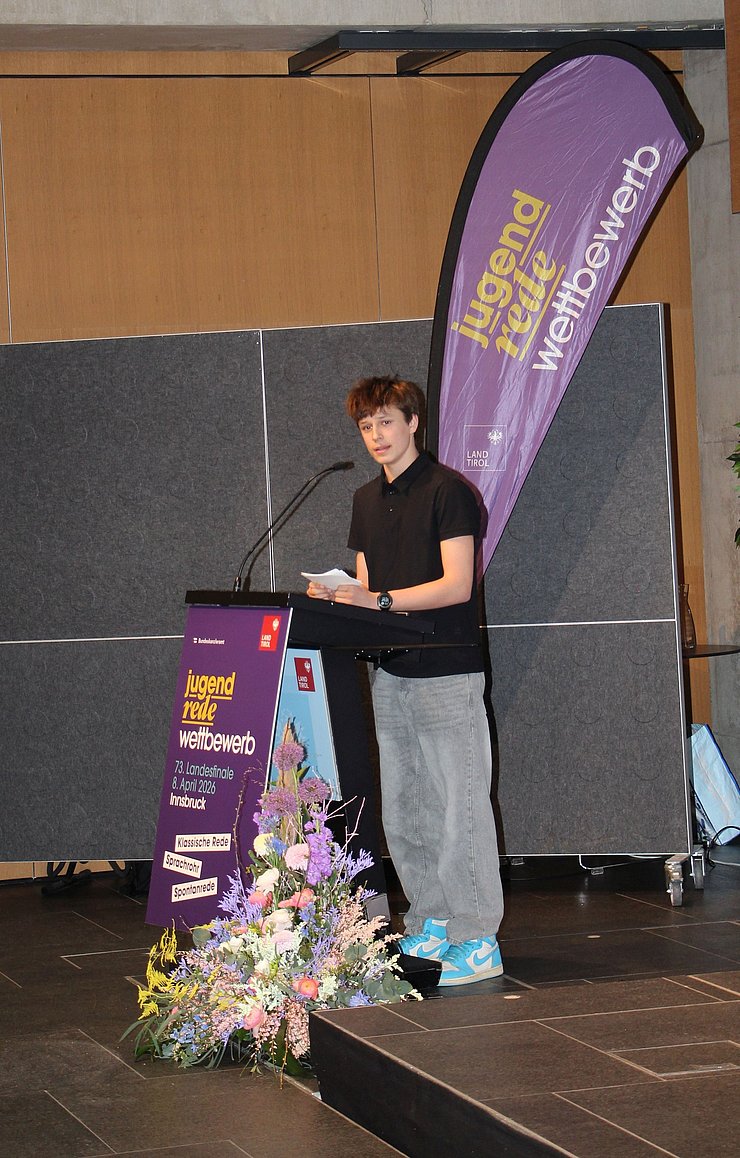 Jugendlicher spricht in Mikrofon