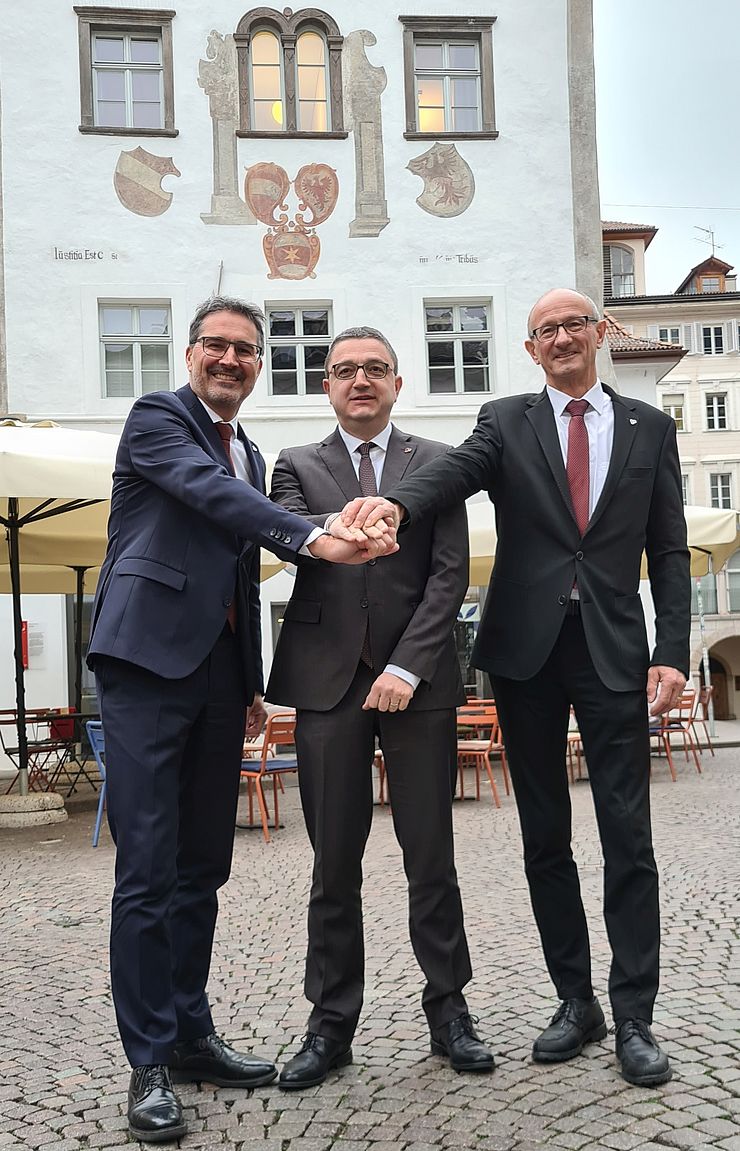 LH Arno Kompatscher (Südtirol), derzeitiger Euregio-Präsident Maurizio Fugatti und LH Anton Mattle vor dem Sitz der Euregio im Waaghaus in Bozen.