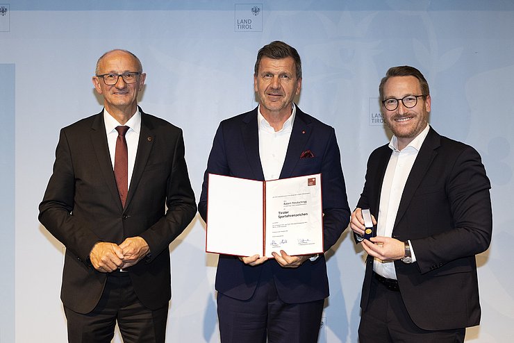 © Land Tirol/W9 Mario Webhofer v.l.n.r.: LH Anton Mattle, Robert Petutschnigg, 1.LH-Stv. Philip Wohlgemuth