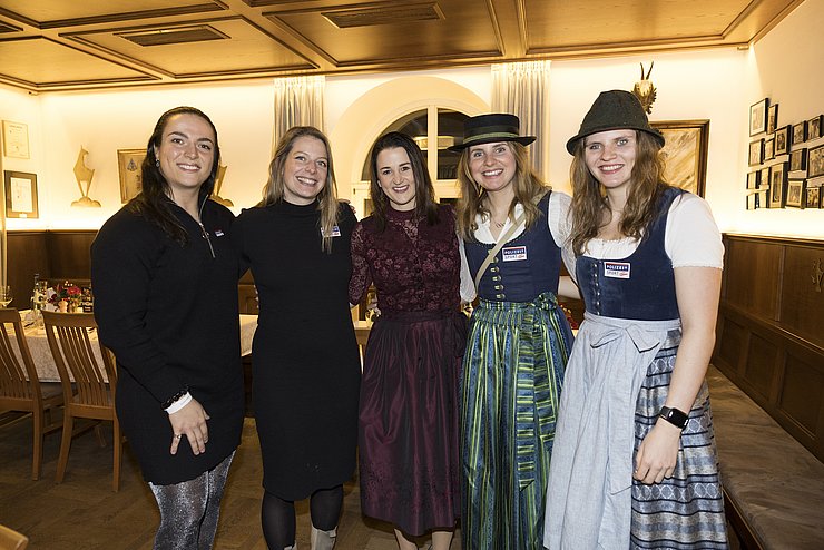 Sicherheitslandesrätin Astrid Mair (3.v.li.) mit (v.li.) Polizeisportlerinnen Martina Kuenz, Katrin Beierl, Elisabeth Aigner und Veronika Aigner.