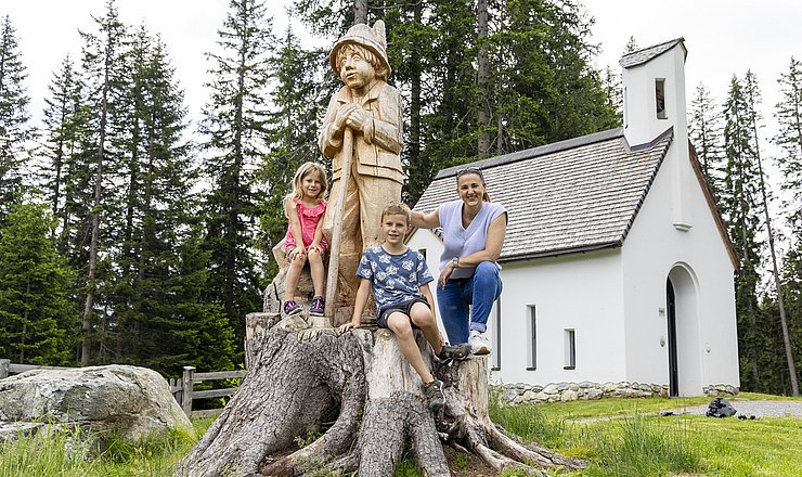 Familienlandesrätin Astrid Mair posierte mit Kindern beim "Hiatabua".