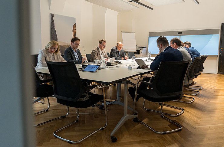 © Land Tirol/Brandhuber Die Mitglieder des Wohnbauförderungskuratoriums im Sitzungssaal im Innsbrucker Landhaus bei der Kuratoriumssitzung