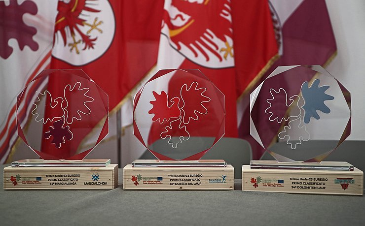 Drei nebeneinander platzierte "Euregio Under23 Trophy" - gläserne Scheibe mit Euregio-Symbol in der Mitte