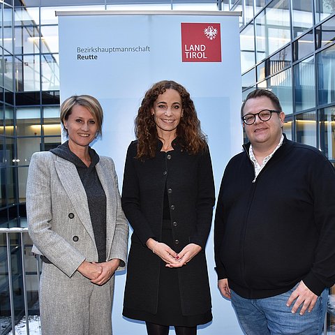 LRin Eva Pawlata (Mitte) mit Bezirkshauptfrau Katharina Rumpf und Martin Vindl, dem Leiter der Kinder- und Jugendhilfe an der BH Reutte.