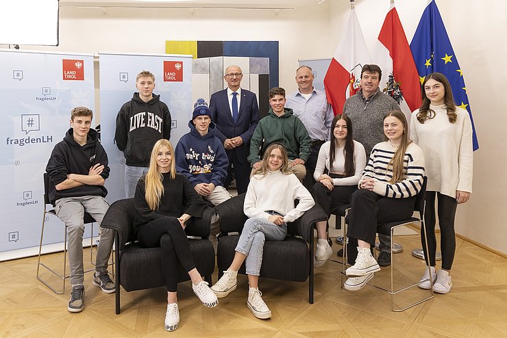 Gruppenfoto mit der Klasse im Büro des Landeshauptmanns.