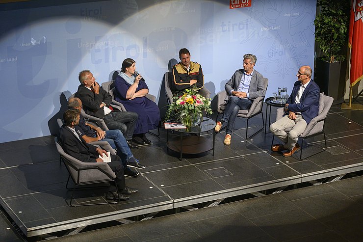 VertreterInnen von Politik, Verwaltung und Einsatzorganisationen beim Runden Tisch.
