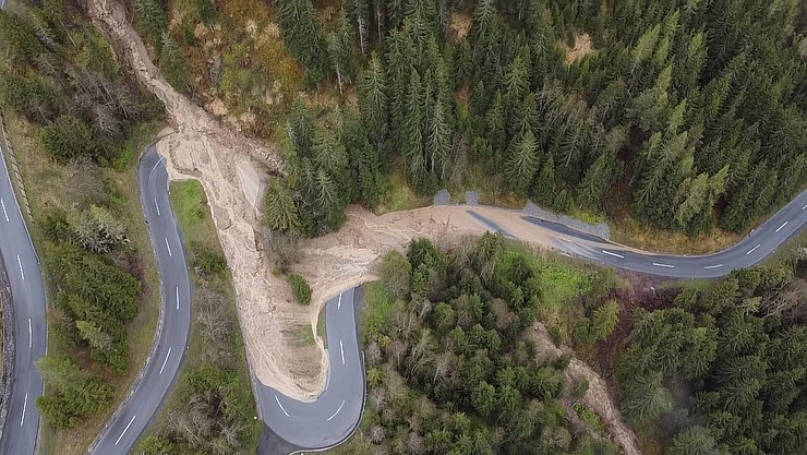 Die Kühtaistraße ist im Bereich zwischen Ochsengarten und Oetzerau aktuell von einer Mure verschüttet