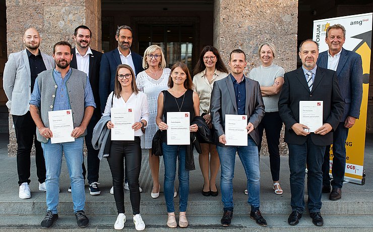 V. li. (hinten): Philip Pollak (Jugendsekretär ÖGB), Thomas Spiegl (Landesjugendvorsitzender ÖGB), Christoph Walser (Präsident Wirtschaftskammer Tirol), LRin Beate Palfrader, Bernadette Kendlbacher (Geschäftsführerin amg-tirol, Ausbilderforum), Sabine Platzer-Werlberger (Landesgeschäftsführer-Stv Arbeitsmarktservice Tirol), Erwin Zangerl (Präsident Arbeiterkammer Tirol) mit den LehrlingsausbilderInnen, die ein Diplom erhielten (vordere Reihe).