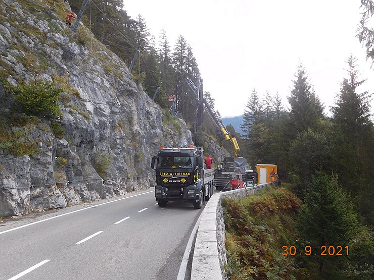 02 Stahlstuetzenreihe bergseitig oberhalb der B199
