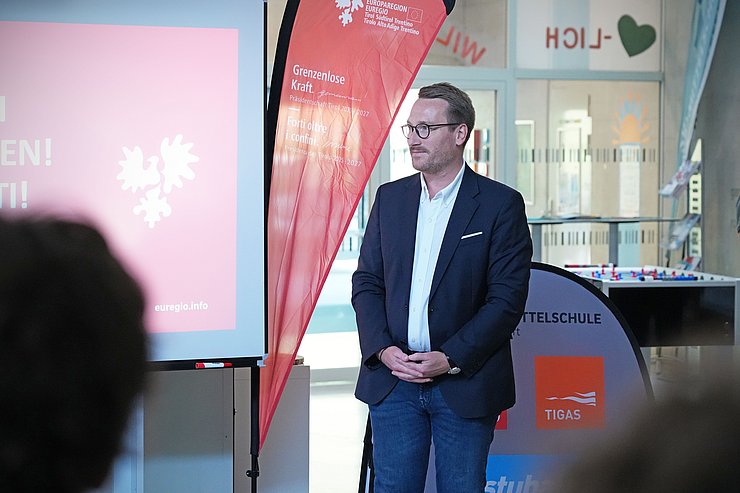© Land Tirol/Schallhart Wohlgemuth stehend vor Beachflag