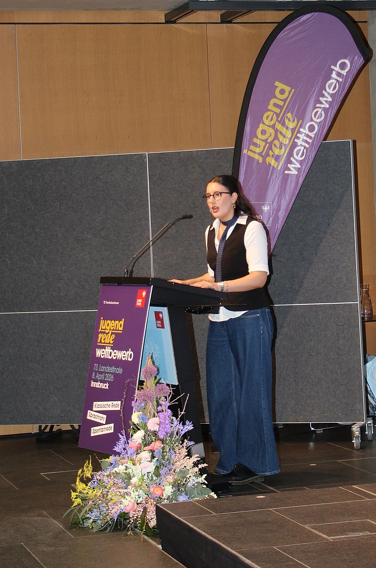 Jugendliche spricht in Mikrofon