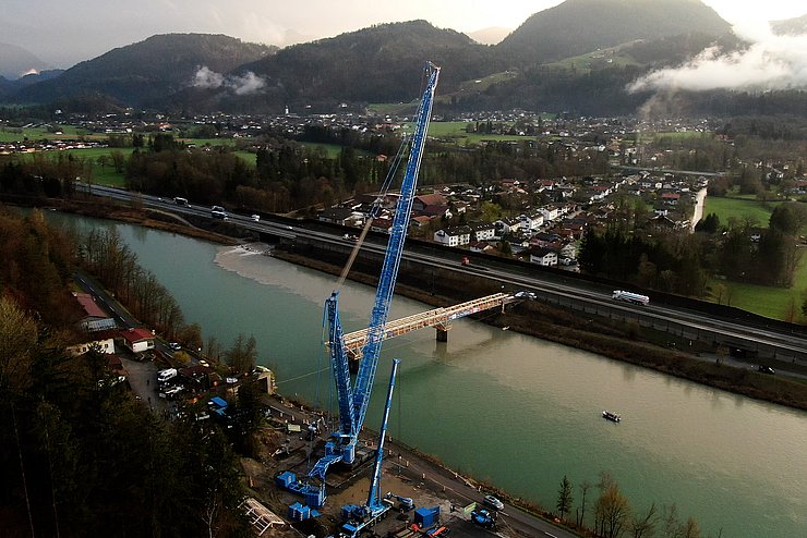 Im Bild: Der 800 Tonnen schwere Kran, mit welchem das neue Tragwerk eingehoben wurde