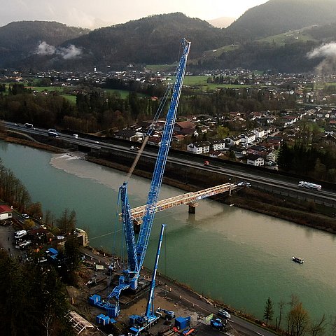 Im Bild: Der 800 Tonnen schwere Kran, mit welchem das neue Tragwerk eingehoben wurde