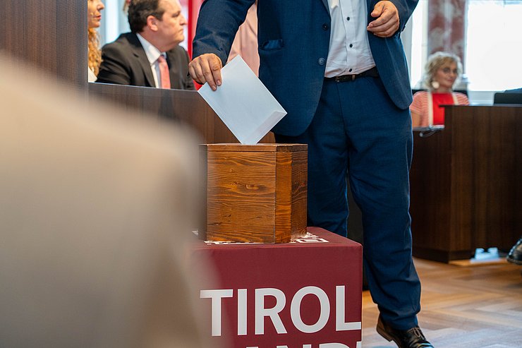 © Tiroler Landtag/Oswald Der neue Präsident wurde mit 32 von 36 gültigen Stimmen gewählt.