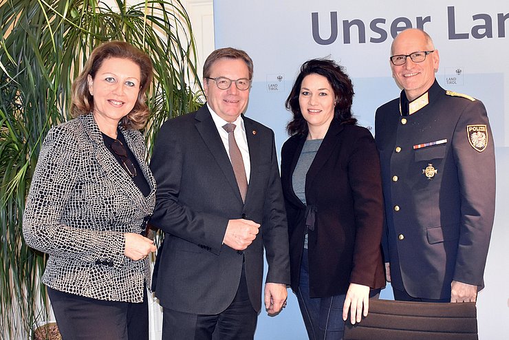 Die Teilnehmerinnen und Teilnehmer der Pressekonferenz posieren für ein Gruppenfoto.