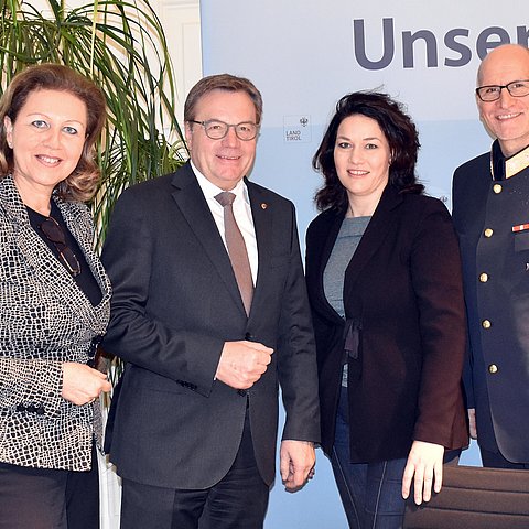 Die Teilnehmerinnen und Teilnehmer der Pressekonferenz posieren für ein Gruppenfoto.