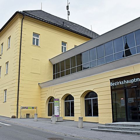 Das Gebäude der Bezirkshauptmannschaft in Imst.