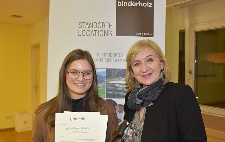 Bildungs- und Arbeitslandesrätin Beate Palfrader gratuliert Sofie-Theres Hauser zum "Lehrling des Monats Dezember 2019".