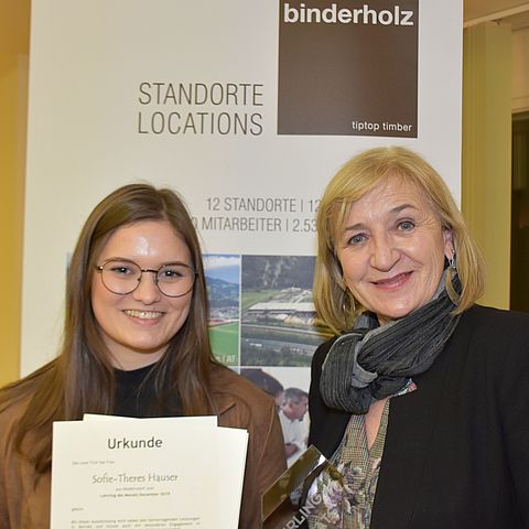 Bildungs- und Arbeitslandesrätin Beate Palfrader gratuliert Sofie-Theres Hauser zum "Lehrling des Monats Dezember 2019".