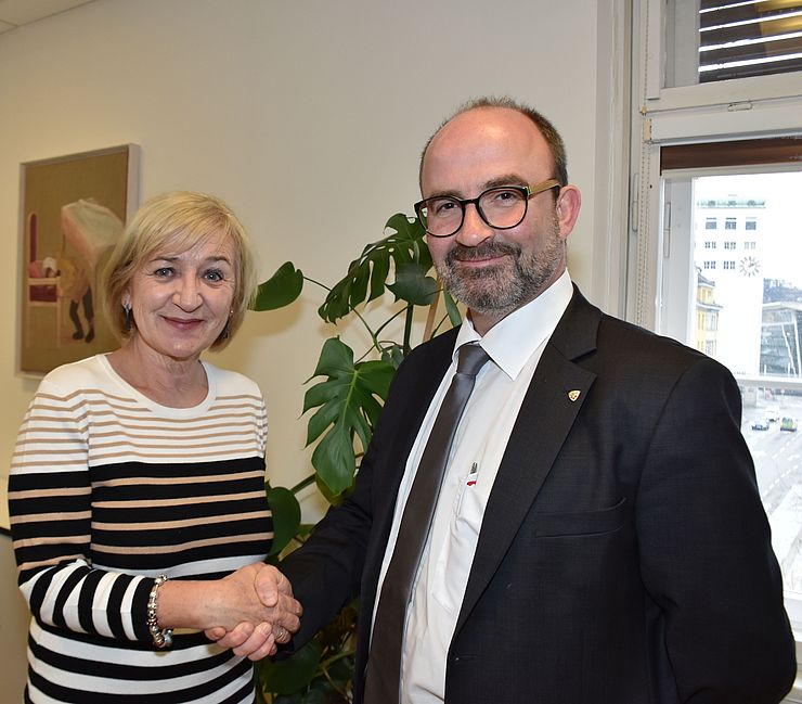 Bildungs- und Arbeitslandesrätin Beate Palfrader freut sich auf die Zusammenarbeit mit Othmar Tamerl, dem neuen Geschäftsführer des Berufsförderungsinstituts Tirol.