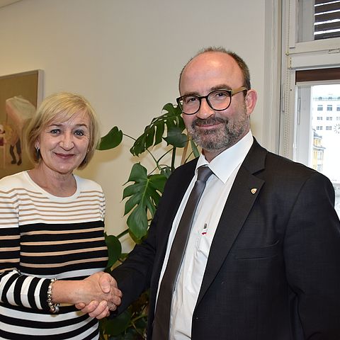 Bildungs- und Arbeitslandesrätin Beate Palfrader freut sich auf die Zusammenarbeit mit Othmar Tamerl, dem neuen Geschäftsführer des Berufsförderungsinstituts Tirol.