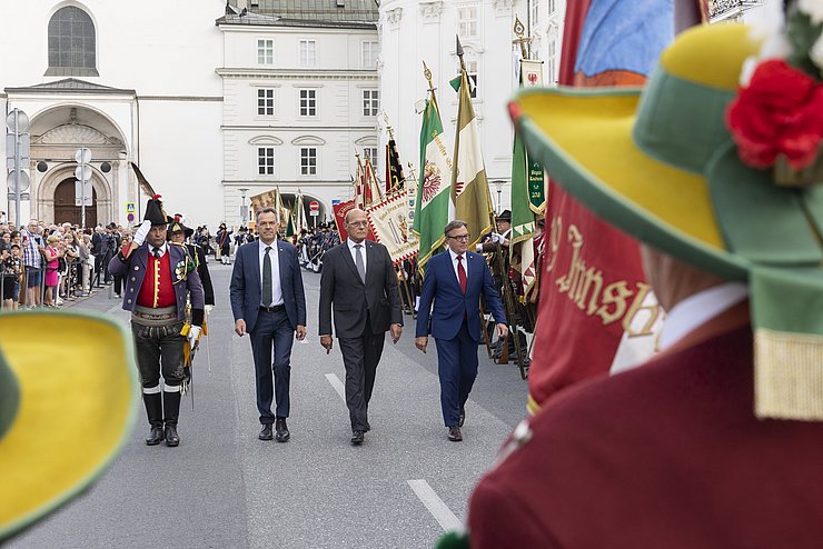 © Land Tirol/Die Fotografen Landesüblicher Empfang mit Musik und Schützen.