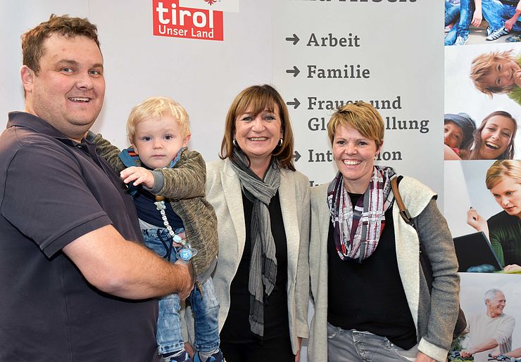 LRin Palfrader (Mitte) ist der persönliche Kontakt mit Familien wichtig. Im Bild mit Beatrix Hammerle, Harald Beyrer und deren Sohn Elias aus Holzgau im Außerfern.