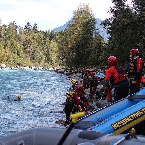 WasserretterInnen mit Schlauchbooten in einem Fluss