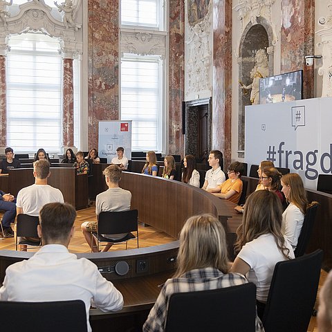 Im Rahmen von „Frag den LH“ können Schulklassen einmal im Monat mit LH Platter aktuelle Themen aus der Politik diskutieren.