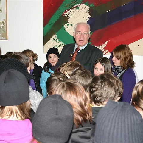 Landtagspräsident Herwig van Staa führte die Schülerinnen und Schüler der HS Mieming durch das Landhaus