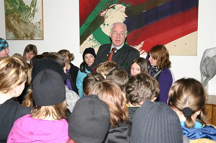 Landtagspräsident Herwig van Staa führte die Schülerinnen und Schüler der HS Mieming durch das Landhaus