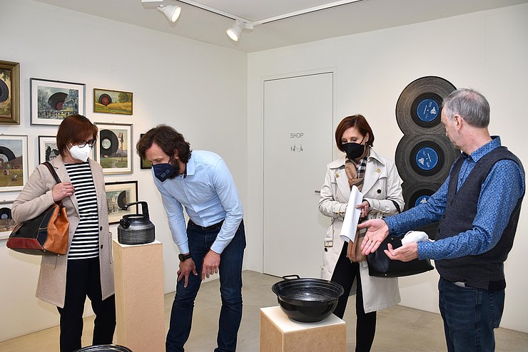 In der Kunstwerkstatt beim Begutachten von Ausstellungsstücken