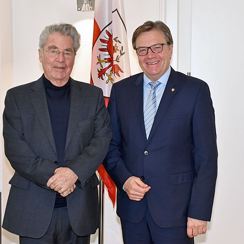 Bundespräsident a.D. Heinz Fischer und LH Günther Platter tauschten sich zum Gedenkjahr 2018 aus.