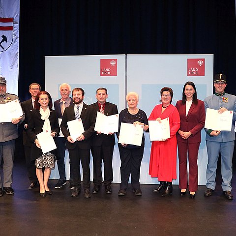 Gruppenfoto der Geehrten mit dem Landeshauptmann, Bezirkshauptmann und der Bürgermeisterin von Schwaz.