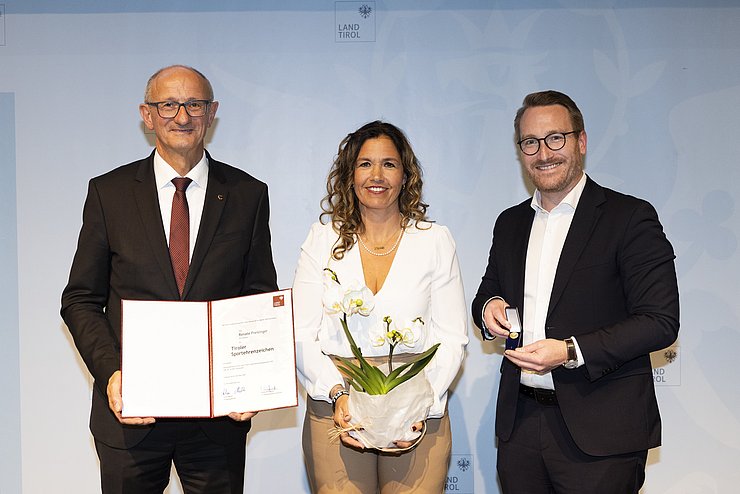 © Land Tirol/W9 Mario Webhofer v.l.n.r.: LH Anton Mattle, Renate Freisinger, 1.LH-Stv. Philip Wohlgemuth