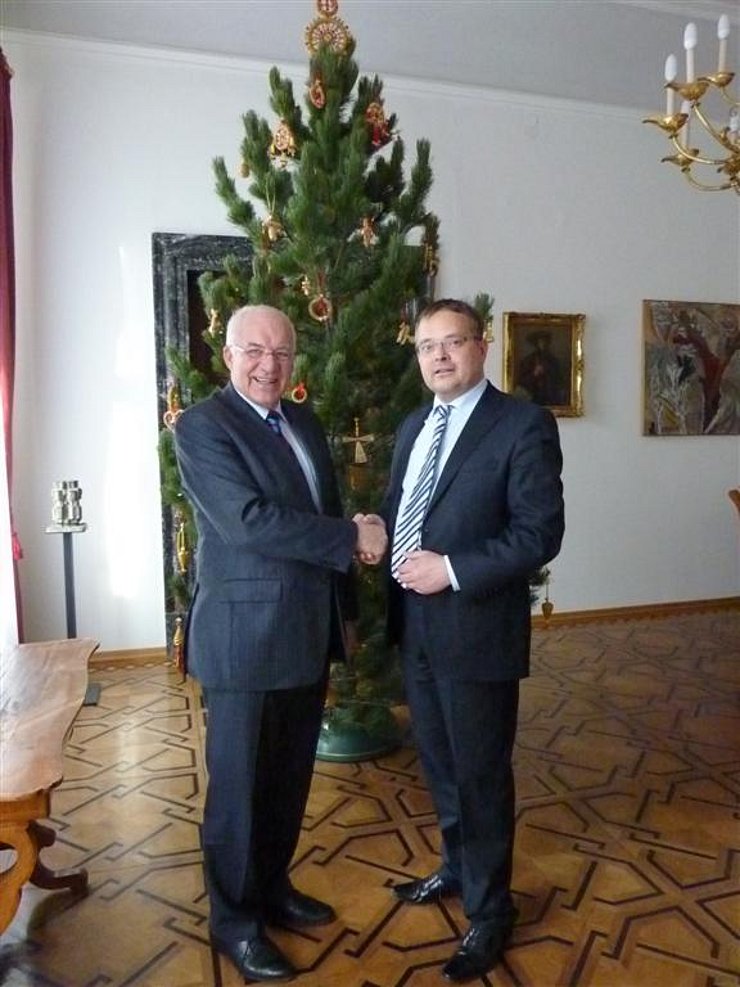 LTP van Staa und KO Hauser mit der Weihnachtszirbe