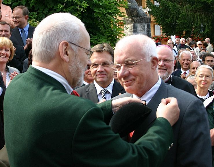 Landtagspräsident Herwig van Staa wurde von Präsident Erhard Busek mit dem Ehrenzeichen des Europäischen Forums Alpbach ausgezeichnet.