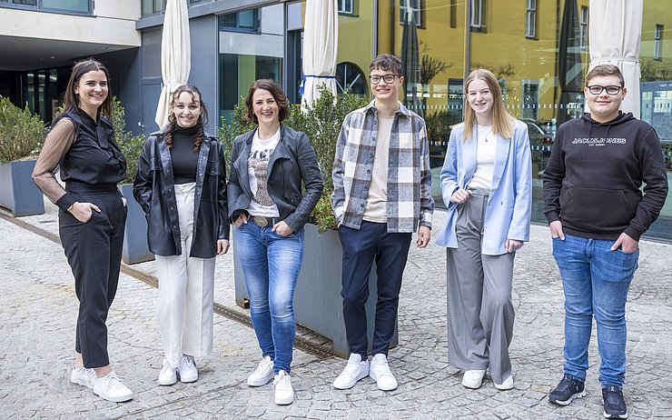 Symbolbild mit Jugendlandesrätin Astrid Mair: "Das Land Tirol unterstützt das EU-Jugendförderprogramm „Europäisches Solidaritätskorps“ (ESK), weil es jungen Menschen wichtige Auslandserfahrungen ermöglicht." 